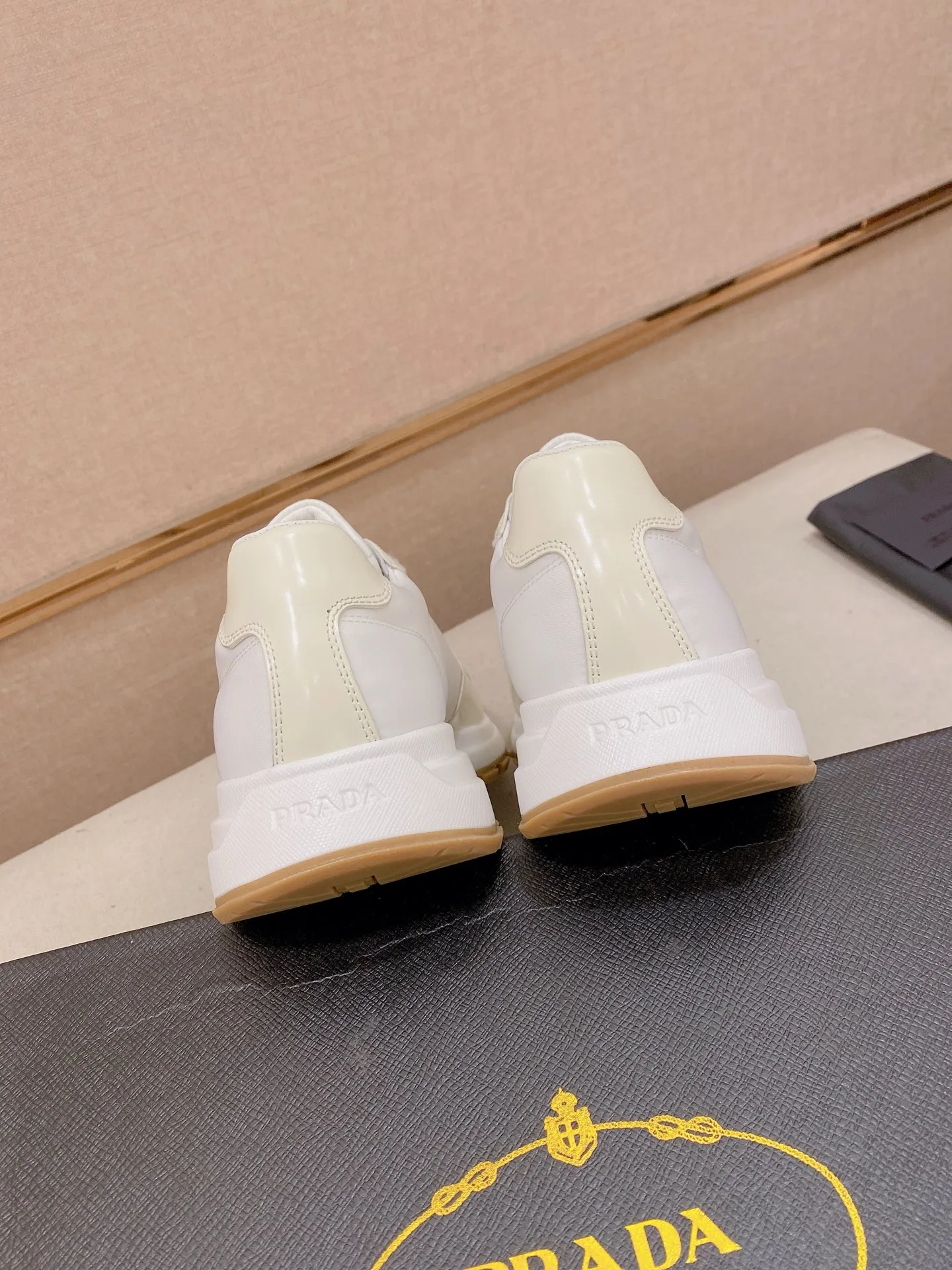 Factory price 600💰 ✔️✔️✔️Higher version High-quality new PRADA (Prada) counters are on the market at the same time. The new men's shoes and 😘fabrics are made of selected first-layer cowhide with superb craftsmanship. Lining: Full cowhide lining. 👍🏿 High-end ☄️ air-cushion molded anti-slip rubber outsole, exquisite lines, simple and elegant, comfortable and high-end for leisure travel. Code number: 38 to 44. 45.46 customized